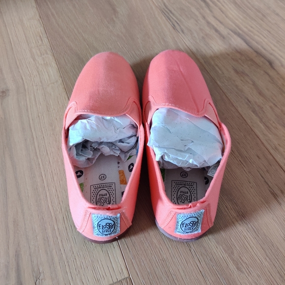 Slip-on shoes - Picture 2 of 6